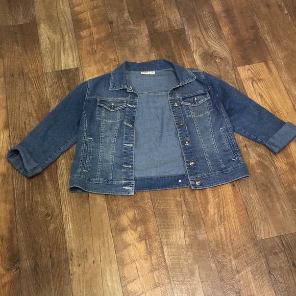 Cute & trendy denim jacket with studded pockets